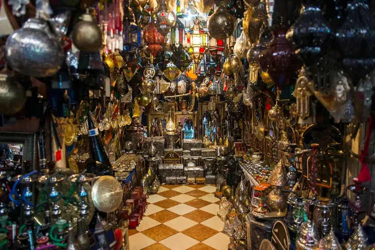 Souk El Had for tourist souvenirs and gift shops